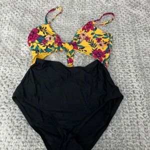 One piece bathing suit with cutout size small.